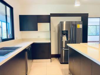 Se alquila moderna casa en Lomas del Valle, Santa Ana 26-203