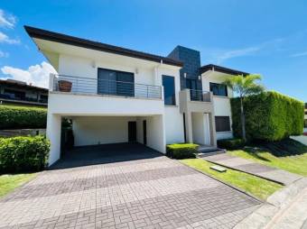 Se alquila moderna casa en Lomas del Valle, Santa Ana 26-203