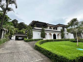 Se alquila moderna y espaciosa casa en San Rafael de Escazú 26-365