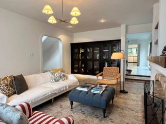 Se alquila moderna y espaciosa casa en San Rafael de Escazú 26-365