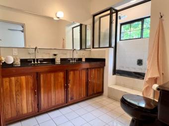 Se alquila moderna y espaciosa casa en San Rafael de Escazú 26-365