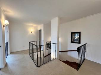 Se alquila moderna y espaciosa casa en San Rafael de Escazú 26-365