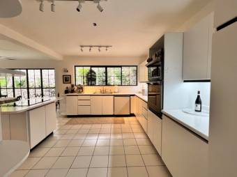 Se alquila moderna y espaciosa casa en San Rafael de Escazú 26-365