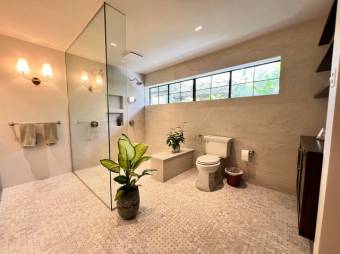 Se alquila moderna y espaciosa casa en San Rafael de Escazú 26-365