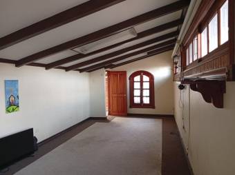 Se alquila espaciosa casa con uso mixto en Lindora Santa Ana 26-607