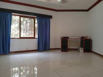 Se alquila espaciosa casa con uso mixto en Lindora Santa Ana 26-607