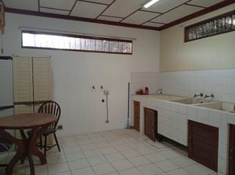 Se alquila espaciosa casa con uso mixto en Lindora Santa Ana 26-607