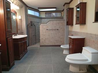 Se alquila espaciosa casa con uso mixto en Lindora Santa Ana 26-607