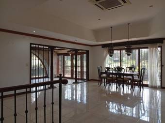 Se alquila espaciosa casa con uso mixto en Lindora Santa Ana 26-607