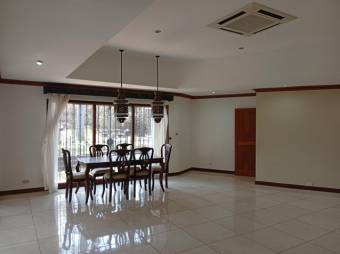 Se alquila espaciosa casa con uso mixto en Lindora Santa Ana 26-607