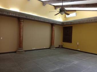 Se alquila espaciosa casa con uso mixto en Lindora Santa Ana 26-607