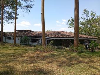 Se alquila espaciosa casa con uso mixto en Lindora Santa Ana 26-607