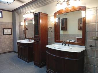 Se alquila espaciosa casa con uso mixto en Lindora Santa Ana 26-607