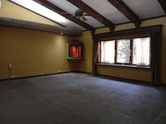 Se alquila espaciosa casa con uso mixto en Lindora Santa Ana 26-607