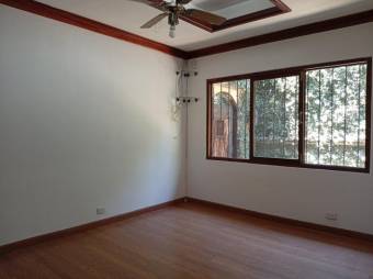 Se alquila espaciosa casa con uso mixto en Lindora Santa Ana 26-607