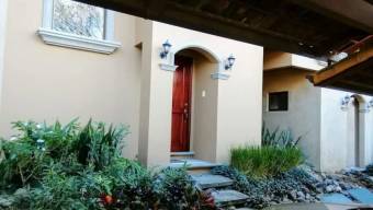 Se vende espaciosa casa en condominio de Colon de Mora 25-901