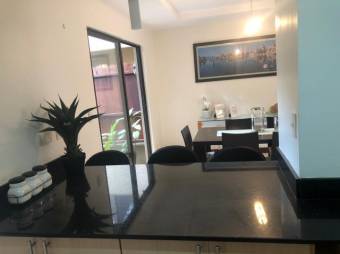 Se vende espaciosa casa en condominio de Colon de Mora 25-901