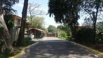 Se vende espaciosa casa en condominio de Colon de Mora 25-901