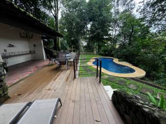 Se vende espaciosa casa en condominio de Colon de Mora 25-901