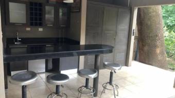 Se vende espaciosa casa en condominio de Colon de Mora 25-901