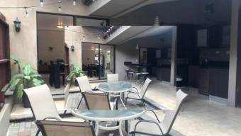 Se vende espaciosa casa en condominio de Colon de Mora 25-901