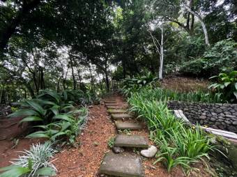 Se vende espaciosa casa en condominio de Colon de Mora 25-901