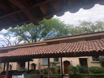 Se vende espaciosa casa en condominio de Colon de Mora 25-901