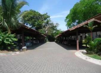 Se vende espaciosa casa en condominio de Colon de Mora 25-901