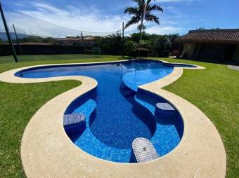 Se vende amplio lote de 747m2 en condominio de Brasil Santa Ana 25-95