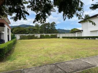 Se vende lote de 651m2 en condominio de Uruca Santa Ana 25-514