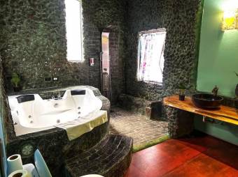 Se vende amplia propiedad con uso mixto en Ángeles Heredia 25-990 