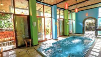 Se vende amplia propiedad con uso mixto en Ángeles Heredia 25-990 