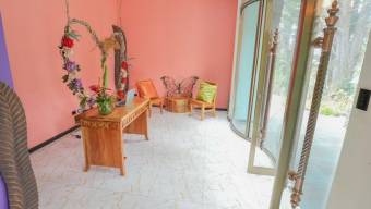 Se vende amplia propiedad con uso mixto en Ángeles Heredia 25-990 