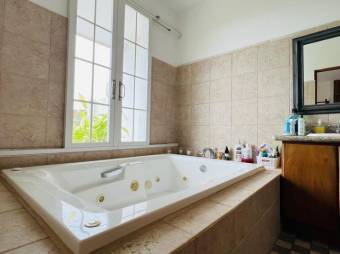 Se vende moderna casa de con amplio lote en Santo Domingo Heredia 26-622