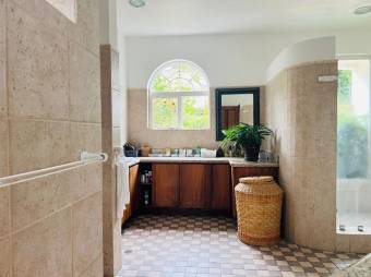 Se vende moderna casa de con amplio lote en Santo Domingo Heredia 26-622