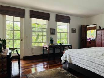 Se vende moderna casa de con amplio lote en Santo Domingo Heredia 26-622