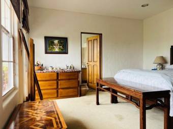 Se vende moderna casa de con amplio lote en Santo Domingo Heredia 26-622