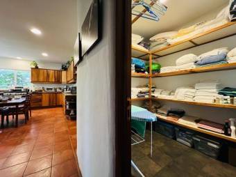 Se vende moderna casa de con amplio lote en Santo Domingo Heredia 26-622