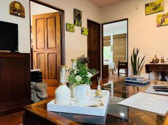 Se vende moderna casa de con amplio lote en Santo Domingo Heredia 26-622