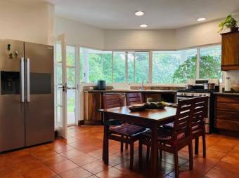 Se vende moderna casa de con amplio lote en Santo Domingo Heredia 26-622