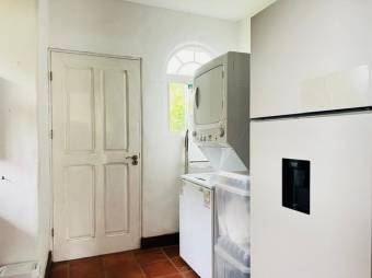 Se vende moderna casa de con amplio lote en Santo Domingo Heredia 26-622