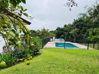 Se vende moderna casa de con amplio lote en Santo Domingo Heredia 26-622