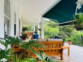 Se vende moderna casa de con amplio lote en Santo Domingo Heredia 26-622