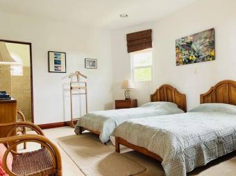 Se vende moderna casa de con amplio lote en Santo Domingo Heredia 26-622