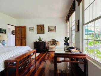 Se vende moderna casa de con amplio lote en Santo Domingo Heredia 26-622