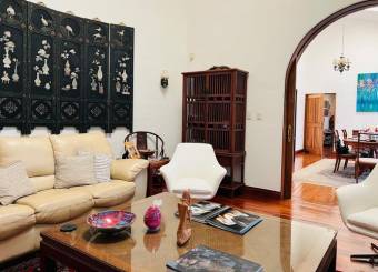 Se vende moderna casa de con amplio lote en Santo Domingo Heredia 26-622