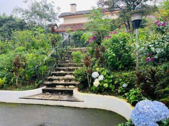 Se vende moderna casa de con amplio lote en Santo Domingo Heredia 26-622