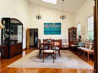 Se vende moderna casa de con amplio lote en Santo Domingo Heredia 26-622