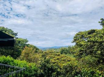 Se vende moderna casa de con amplio lote en Santo Domingo Heredia 26-622