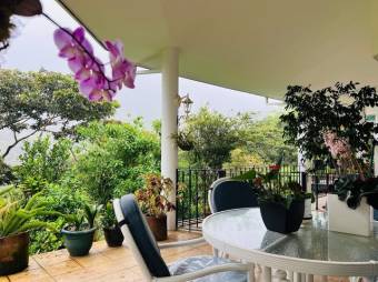 Se vende moderna casa de con amplio lote en Santo Domingo Heredia 26-622